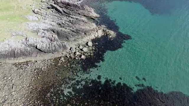 鸟瞰图透明的水和海岸线在Kerrera岛，苏格兰视频素材