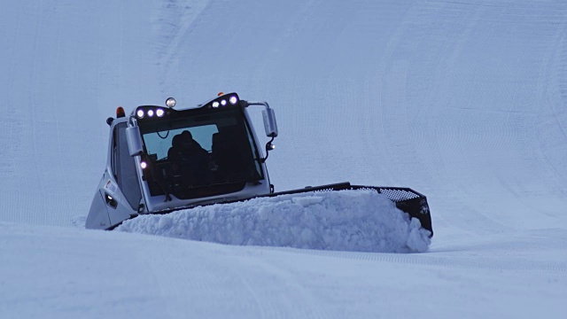 拖拉机梳理雪视频素材