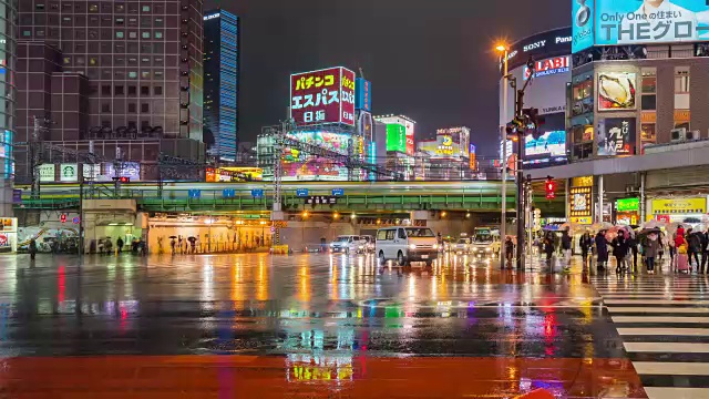 新宿是位于日本东京都的一个特殊病房，晚上购物的街道上挤满了人群和交通工具。它是一个地标和购物区。视频素材