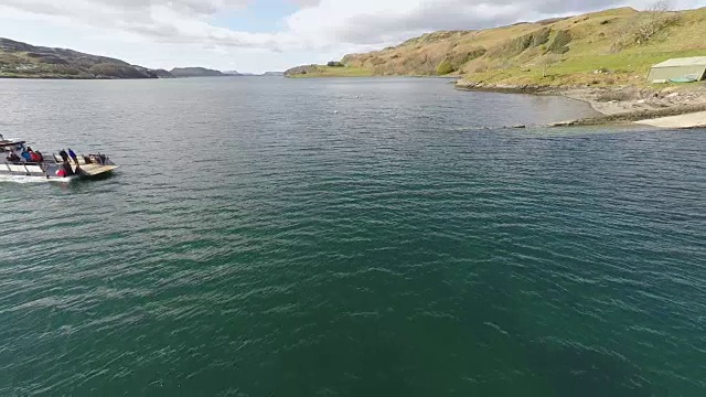 苏格兰凯里拉岛，山谷鸟瞰图，海岸线和水上渡口视频素材