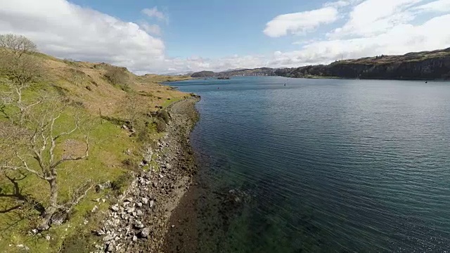 苏格兰Kerrera岛，山谷鸟瞰图，海岸线和奥班在背景视频素材