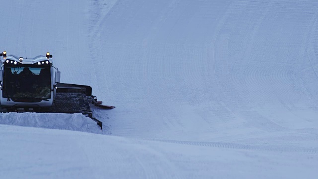 拖拉机梳理雪视频素材