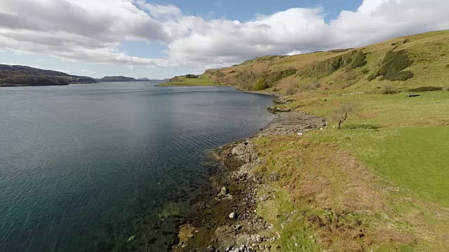 苏格兰Kerrera岛，山谷和海岸线的鸟瞰图视频素材