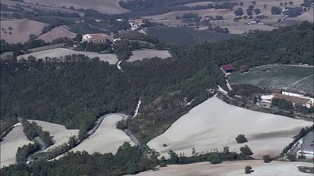 农场，城堡和村庄的景观-鸟瞰图-马奇，佩萨罗和乌尔比诺，奥恰诺迪佩萨罗，意大利视频素材