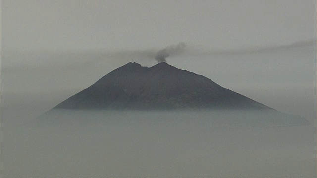 斯特龙博利火山冒烟-鸟瞰图-西西里岛，墨西拿省，利帕里，意大利视频素材