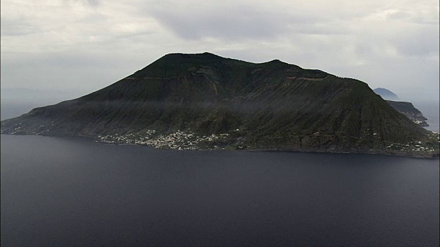 Isola Salina -鸟瞰图-西西里岛，墨西拿省，圣玛丽娜Salina，意大利视频素材