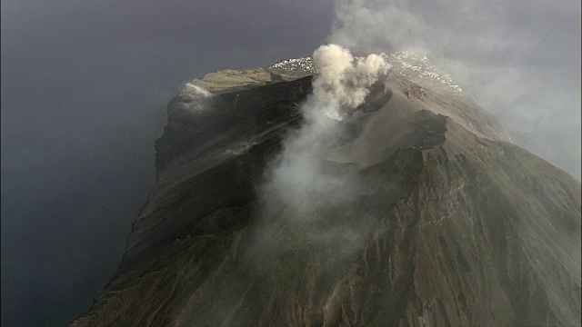 斯特龙博利火山冒烟-鸟瞰图-西西里岛，墨西拿省，利帕里，意大利视频素材