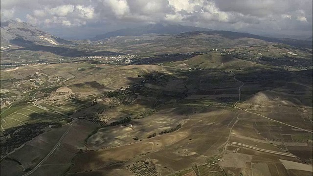 Valerice和castellamare Del Golfo之间的风景-鸟瞰图-西西里岛，Trapani省，Buseto Palizzolo，意大利视频素材