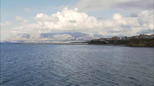 沿海岸低空飞行-鸟瞰图-西西里岛，特拉帕尼省，阿尔卡莫，意大利视频素材