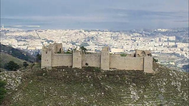 从Castellaccio升起的飞行-鸟瞰图-西西里岛，巴勒莫省，Monreale，意大利视频素材