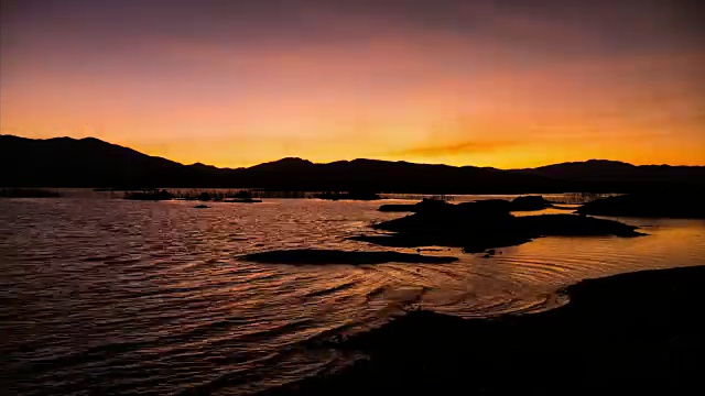 日落后湖泊上空美丽的风景视频素材