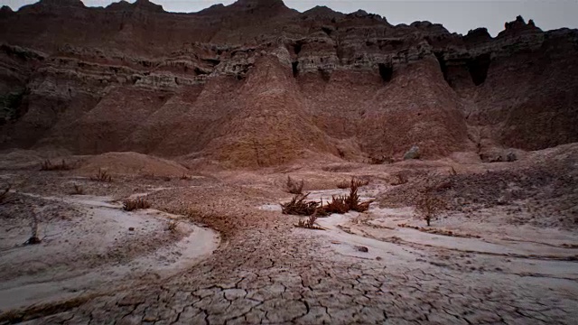 POV天线在干燥开裂的土地上视频素材