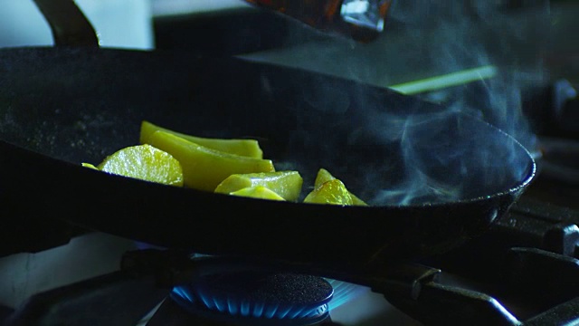 Apples in skillet flambé视频下载