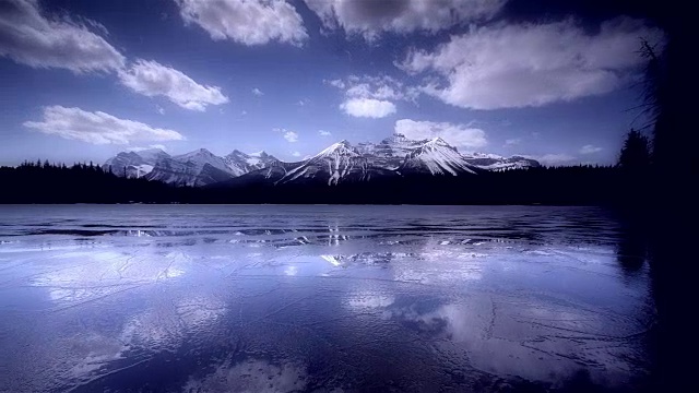 湖和冰反映落基山脉，班夫，加拿大视频素材