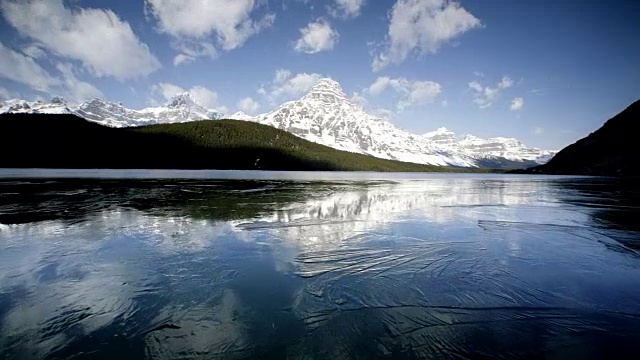 湖和冰反映落基山脉，班夫，加拿大视频素材