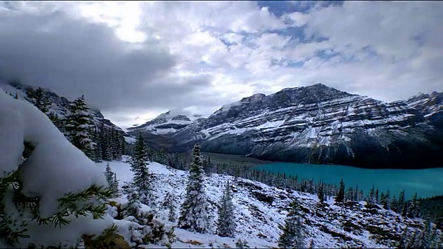 湖和冰反映落基山脉，班夫，加拿大视频素材