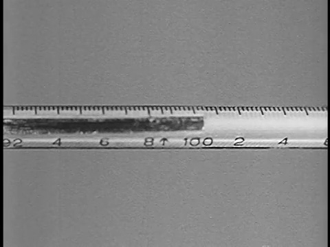 1953年B/W近距离温度计与水银略超过100视频素材