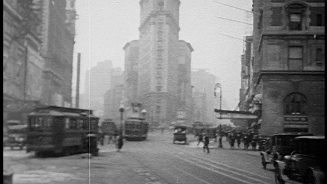 在熨斗大厦/纽约市，1920人+有轨电车+汽车的交通视频素材