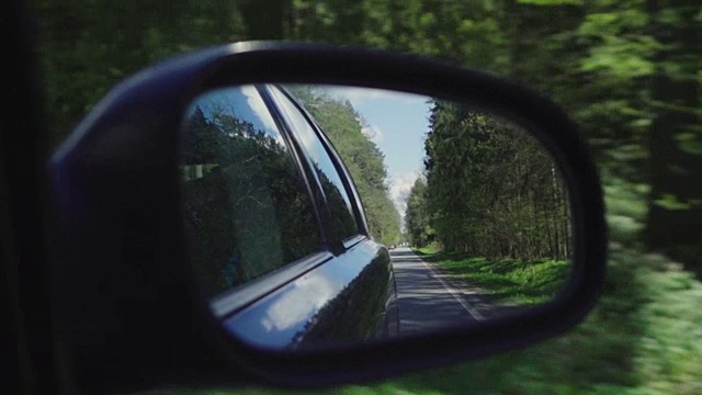 慢镜头:侧镜上的道路视频素材