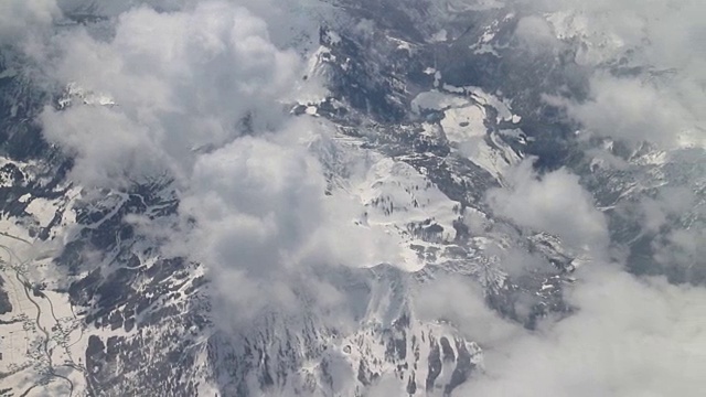 高清:飞机窗外的雪山鸟瞰图视频下载