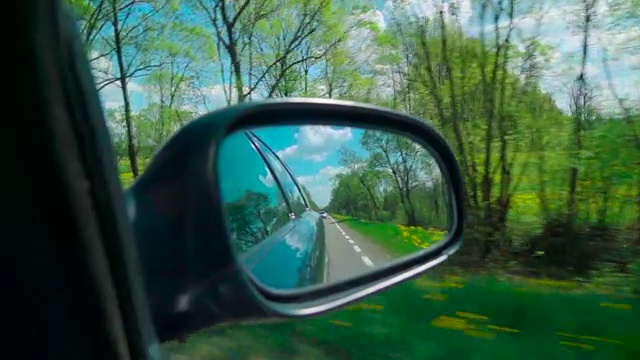 慢镜头:侧镜上的道路视频素材