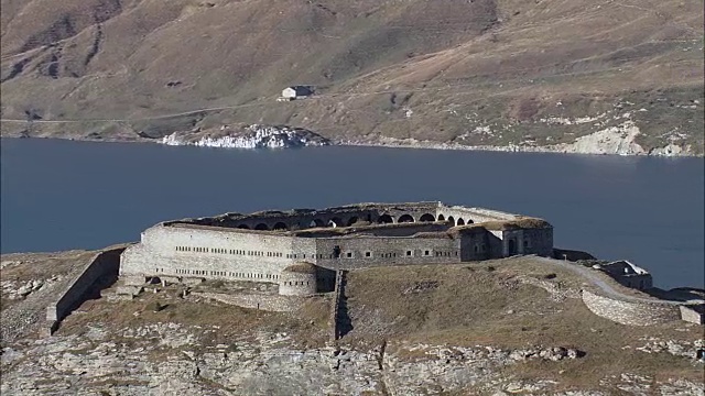 瓦雷塞尔堡By Mont Cenis Lake -鸟瞰图- Rhône-Alpes，萨沃伊，法国视频素材