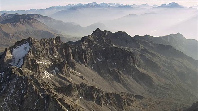 穿越阿尔卑斯山的黄昏-鸟瞰图- Rhône-Alpes，萨沃伊，区阿尔贝维尔，法国视频素材