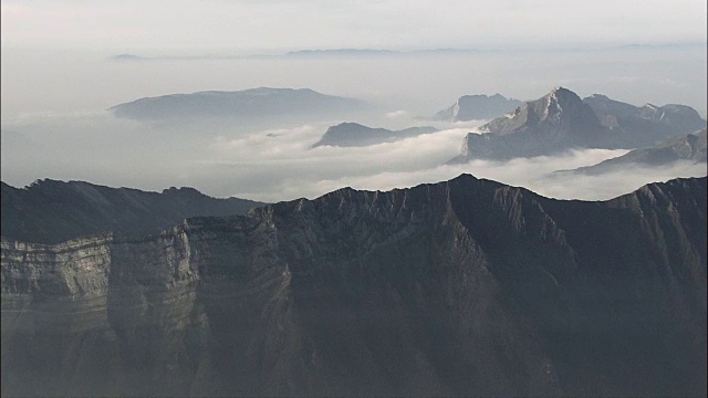 穿越阿尔卑斯山的黄昏-鸟瞰图- Rhône-Alpes，萨沃伊，区阿尔贝维尔，法国视频素材