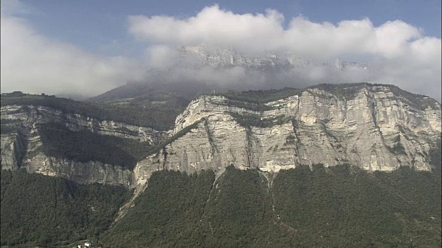 长悬崖-鸟瞰图- Rhône-Alpes, Isère，格勒诺布尔区，法国视频素材