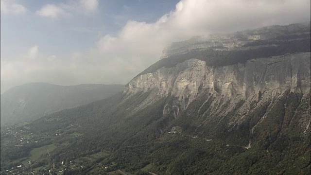 长悬崖-鸟瞰图- Rhône-Alpes, Isère，格勒诺布尔区，法国视频素材