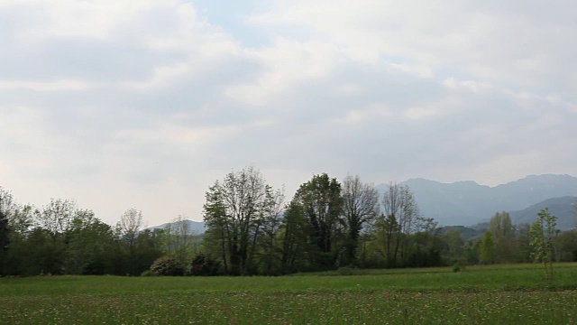 乌迪内附近的农田和山脉视频素材