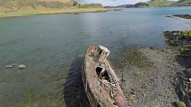 苏格兰Kerrera岛，海岸线鸟瞰图，以旧船和奥班为背景视频素材