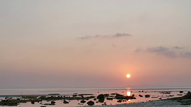 海面上的日落。(4 k时间流逝)视频素材