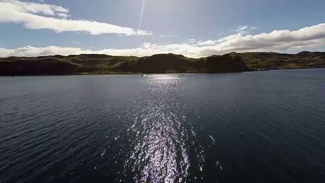 苏格兰Kerrera岛，山谷和海岸线的鸟瞰图，背景是渡船视频素材