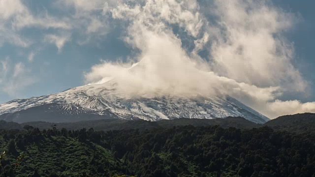 奥索尔诺火山与云峰时间推移视频素材