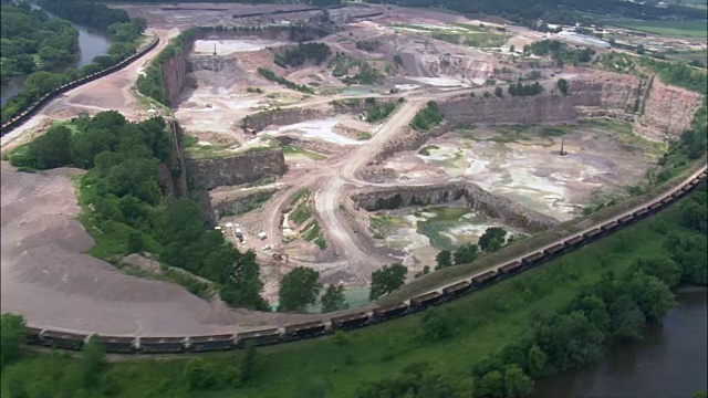 飞进石英岩采石场-鸟瞰图-南达科他，明尼哈哈县，美国视频素材