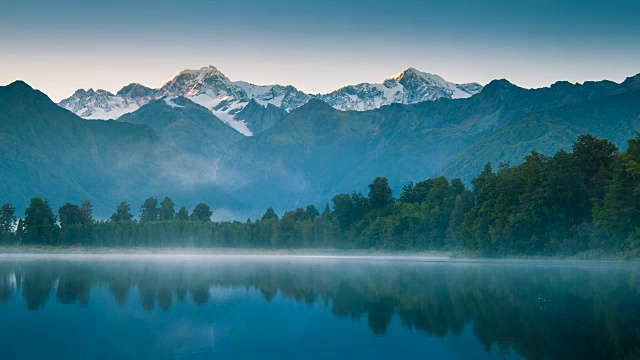 风景秀丽的马西森湖福克斯冰川镇南阿尔卑斯山山谷新西兰视频素材