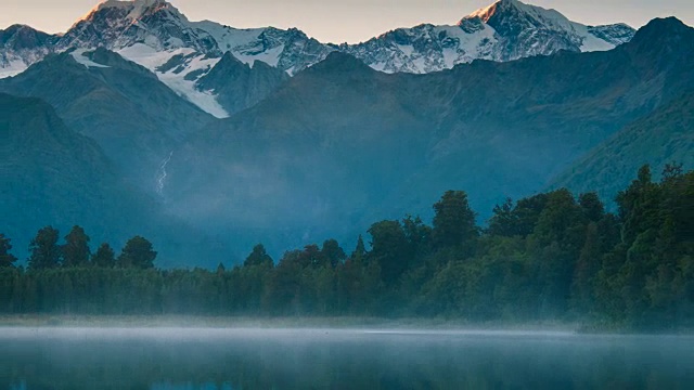 风景秀丽的马西森湖福克斯冰川镇南阿尔卑斯山山谷新西兰视频素材