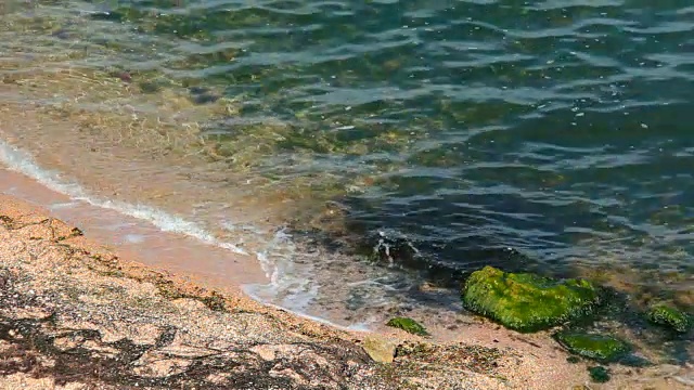 海浪拍打着岩石视频素材