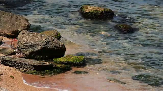 海浪拍打着岩石视频素材