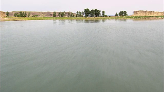 Fort Peck Dam -鸟瞰图-蒙大拿州，McCone县，美国视频素材