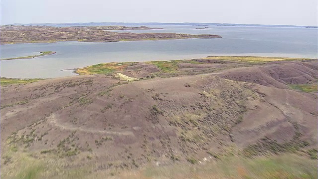 沿Fort Peck湖海岸线飞行-鸟瞰图-蒙大拿，山谷县，美国视频素材