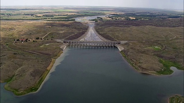 Fort Peck Lake溢洪道正在维修-鸟瞰图-蒙大拿州，McCone县，美国视频素材