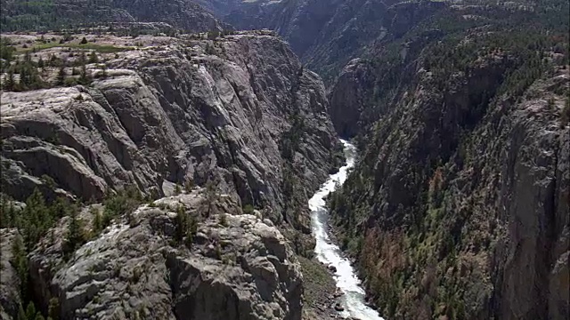 飞越克拉克叉黄石风景河-鸟瞰图-怀俄明，公园县，美国视频素材