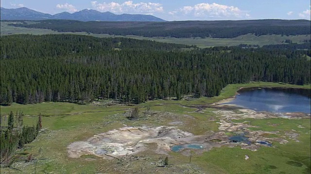 泥火山和黑龙大锅-鸟瞰图-怀俄明州，公园县，直升机拍摄，航空视频，电影，建立拍摄，美国视频素材