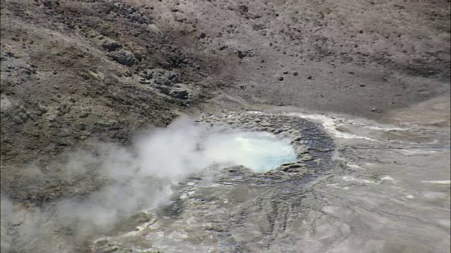 火山口山上的小间歇泉-鸟瞰图-怀俄明州，公园县，直升机拍摄，空中录像，电影，建立拍摄，美国视频素材