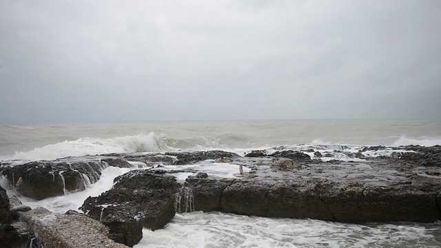 巨浪对岩石的成本视频下载