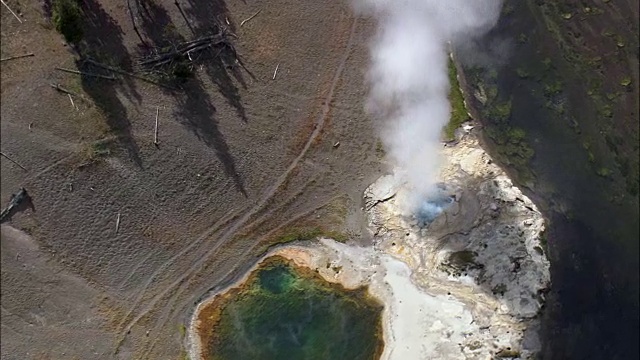 中途间歇泉盆地-鸟瞰图-怀俄明州，提顿县，直升机拍摄，空中录像，电影，建立拍摄，美国视频素材