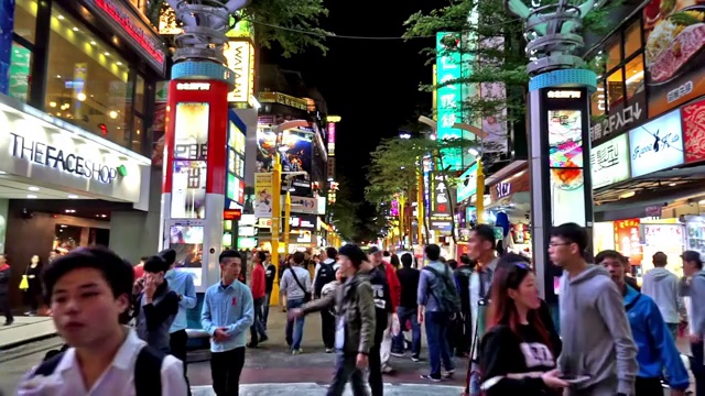 夜景，年轻的顾客漫步在西门町购物街，中国台北视频素材