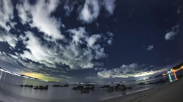 在太平洋的岩石海滩上，星空中的飞云视频素材